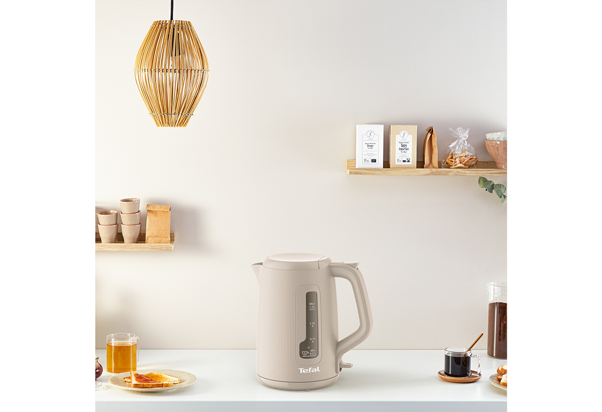 Απεικονίζεται ο βραστήρας τοποθετημένος σε έναν πάγκο κουζίνας.